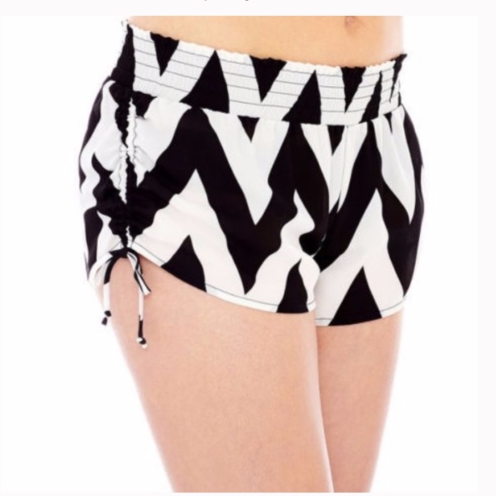 *BRAND NEW* Arizona Jean Company Black&White Bold Chevron Print Cover Up Shorts